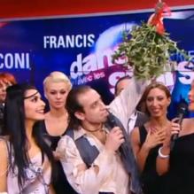 Sandrine Quétier et Philippe Candeloro s'apprêtant à partager un baiser sous le gui lors de "Danse avec les stars fête Noël", diffusé sur TF1 le samedi 22 décembre 2012.