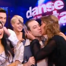 Sandrine Quétier et Philippe Candeloro partageant un baiser sous le gui lors de "Danse avec les stars fête Noël", diffusé sur TF1 le samedi 22 décembre 2012.