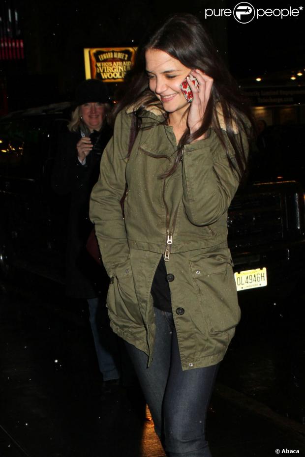 Katie Holmes grand sourire au téléphone à Broadway (New York), le 29 décembre 2012.