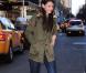 Katie Holmes arrive souriante à Broadway (New York), le 29 décembre 2012.
