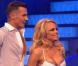 Pamela Anderson, victime d'un accident de robe, sur la patinoire de Dancing on Ice.