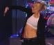 Gwen Stefani, sexy et déchaînée avec ses compères du groupe No Doubt, interprète Hella Good dans l'émission  Jimmy Kimmel Live! .