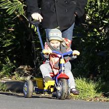Ewan McGregor se promène avec sa quatrième fille Anouk. Photo prise à Los Angeles, le 16 janvier 2013. La petite fille semble ravie d'être sur son tricycle.
