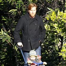 Ewan McGregor se promène avec sa quatrième fille Anouk. Photo prise à Los Angeles, le 16 janvier 2013.