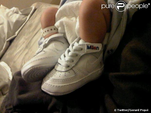 Gerard Piqué a publié un cliché des pieds, déja chaussés de baskets, du petit Milan, sur Twitter, le 23 janvier 2013.