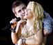 Shakira en concert, enlacée par son beau chéri Gerard Piqué, à Barcelone, le 29 mai 2011. 
  