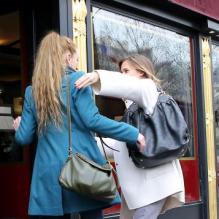 Florence Cassez et Melissa Theuriau se sont rencontrées au restaurant "La Grande Armée" a Paris, le 25 janvier 2013