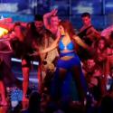 NRJ Music Awards 2013 : Amel Bent, divine et blessée, assure le show !