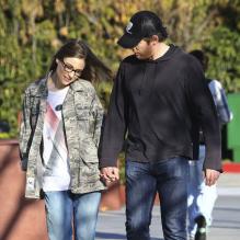Michael C. Hall et sa petite amie Morgan Macgregor dans le quartier de West Hollywood, à Los Angeles, le 26 janvier 2013.