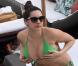 Kelly Brook : Célibataire et sexy en bikini pour un bain de soleil