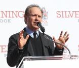 Bill Crystal évoque Robert De Niro dans un discours au Chinese Theatre à Los Angeles, le 4 février 2013.