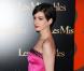 Anne Hathaway à Paris : Une Misérable sublime en satin rose et amoureuse
