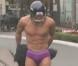 Après avoir perdu son pari pour le  Super Bowl , Mario Lopez a couru à moitié nu dans les rues de Los Angeles, mardi 5 février 2013.
