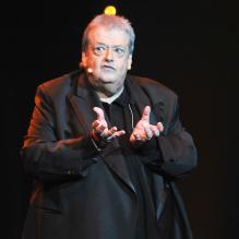 Guy Carlier sur la scène de Bobino pour la grande soirée humoristique "Europe 1 fait Bobino", le 18 février 2013