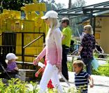  Elin Nordegren, ex-épouse de Tiger Woods, avec leurs enfants Sam et Charlie le 9 juillet 2012 à Stockholm. 