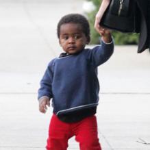 Charlize Theron dans les rues de Hollywood avec son adorable fils Jackson, à Los Angeles, le 22 février 2013.