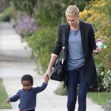 L'actrice Charlize Theron dans les rues de Hollywood avec son fils Jackson, à Los Angeles, le 22 février 2013.