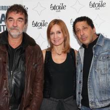 Olivier Marchal et sa femme au côté de Smaïn pendant l'avant-première du film Un p'tit gars de Menilmontant à Paris le 26 février 2013.