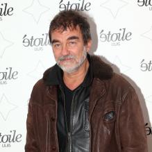 Olivier Marchal face aux photographes lors de l'avant-première du film Un p'tit gars de Menilmontant à Paris le 26 février 2013.