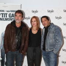 Olivier Marchal épaulé par sa femme au côté de Smaïn pendant l'avant-première du film Un p'tit gars de Menilmontant à Paris le 26 février 2013.