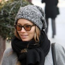 Jessica Biel à Paris, porte des lunettes Tom Ford, un sac "2 Jours" de Fendi et des baskets Nike Air Jordan I. Le 26 février 2013.