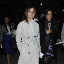 Carine Roitfeld arrive au gymnase Japy dans le XIe pour le défilé Maison Martin Margiela. Paris, le 1er mars 2013.
