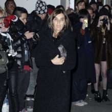 Carine Roitfeld arrive à la Salle Wagram pour assister au défilé prêt-à-porter automne-hiver 2013 de Jean Paul Gaultier. Paris, le 2 mars 2013.