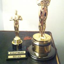 L'Oscar d'Adele de la meilleure chanson originale pour "Skyfall" et celui qu'elle a acheté à son fils. Photo postée le 3 mars 2013.