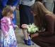 La duchesse de Cambridge, Kate Middleton, enceinte, se rend au Fishing Heritage Centre à Grimsby le 5 mars 2013. Elle parle avec la foule et salue les enfants.