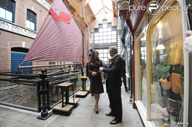 CASA REAL BRITÁNICA - Página 77 1070361-the-duchess-of-cambridge-talks-to-620x0-1