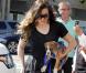 Khloe Kardashian amincie et en pleine séance shopping à West Hollywood, le 13 mars 2013.