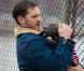 Tom Hardy prend soin de son nouvel ami sur le tournage du film Animal Rescue à Brooklyn, New York, le 18 mars 2013.