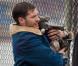 Tom Hardy s'éprend d'un petit pitbull sur le tournage du film Animal Rescue à Brooklyn, New York, le 18 mars 2013.