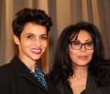 Farida Khelfa et Yamina Benguigui, ministre déléguée à la Francophonie, lors de la remise de l'insigne de chevalier des Arts et des Lettres à Biyouna, actrice et chanteuse algérienne. Le 26 février à Paris.