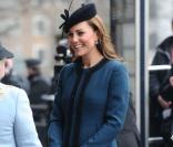 Kate Middleton : Chic avec son bébé à bord au côté d'Elizabeth II dans le métro