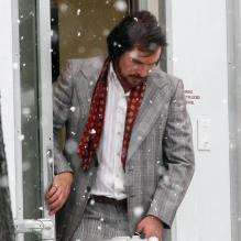 Christian Bale sous la neige pendant le tournage du film autour du projet Abscam à Boston, le 19 mars 2013.