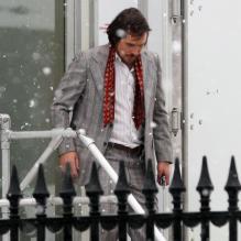 Christian Bale affronte la neige pour le tournage du film autour du projet Abscam à Boston, le 19 mars 2013.