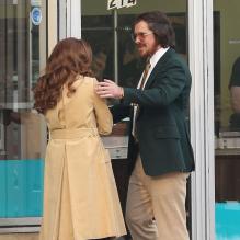 Amy Adams et Christian Bale en action sur le tournage de "Untitled/Abscam" dans le Massachusetts, le 21 mars 2013.