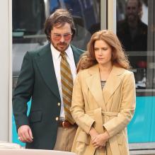 Amy Adams et Christian Bale sur le tournage du prochain long-métrage de David O. Russell près de Boston, Massachusetts, le 21 mars 2013.