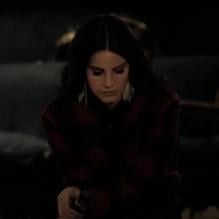 Lana Del Rey chante Chelsea Hotel N°2, reprise de Leonard Cohen dans son nouveau clip dévoilé le 27 mars 2013.