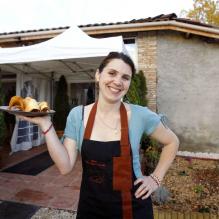 La gagnante de la finale de MasterChef, Anne Alassane pose devant son restaurant,<em> La Pays'anne</em>, à Montauban près de Toulouse, le 18 novembre 2010.