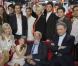 Jean-Paul Belmondo et son adorable Stella : La tribu réunie sur un canapé rouge
