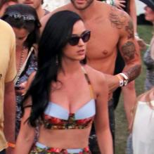 Katy Perry super glamour en mini-jupe à Coachella 2013.