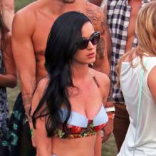 Katy Perry super glamour en mini-jupe et bikini à Coachella 2013.