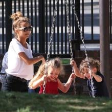 Nicole Richie avec ses enfants Harlow et Sparrow dans un parc de Beverly Hills à Los Angeles, le 12 avril 2013