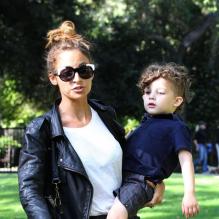 Nicole Richie : très lookée ici avec son petit Sparrow dans un parc de Beverly Hills à Los Angeles, le 12 avril 2013