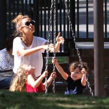 Nicole Richie passe du temps avec ses enfants Harlow et Sparrow dans un parc de Beverly Hills à Los Angeles, le 12 avril 2013