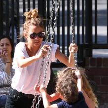 Nicole Richie s'amuse comme une folle avec ses enfants Harlow et Sparrow dans un parc de Beverly Hills à Los Angeles, le 12 avril 2013
