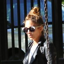 Nicole Richie rayonannte, bronzée et épanouie avec ses enfants dans un parc de Beverly Hills à Los Angeles, le 12 avril 2013