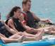  L'actrice Rachel Bilson et Hayden Christensen sur une plage lors de leurs vacances à la Barbade, le 13 avril 2013. En plus de bronzer, les deux amoureux ont fait un tour de bouée tractée. 